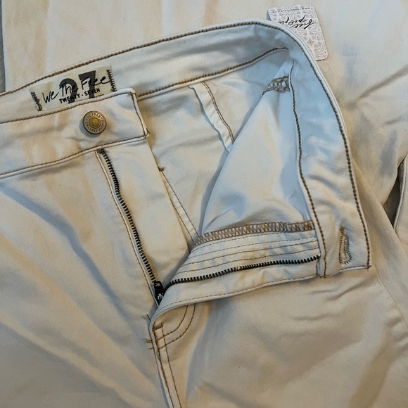 NWT We the Free 27 Float On Flare Jeans
FREE PEOPLE - Picture 6 of 14
